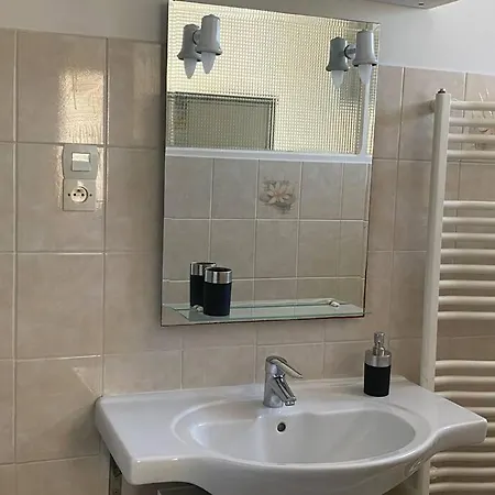 Puce Apartment Sete
